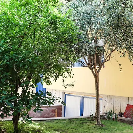 אכסניה Blue Door *