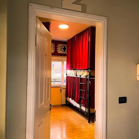 Hostel Blue Door Tirana