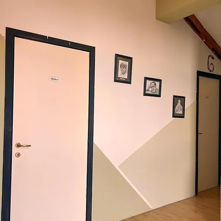 Blue Door טיראנה