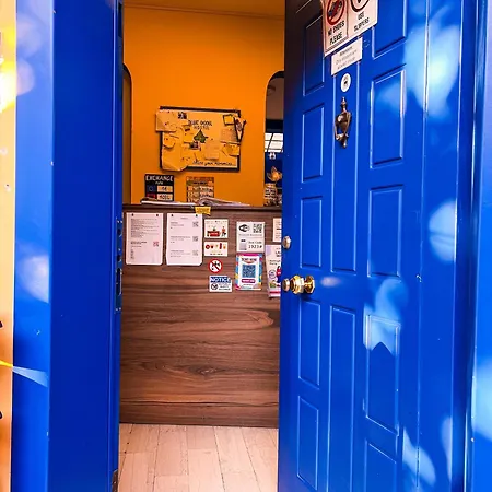 אכסניה Blue Door