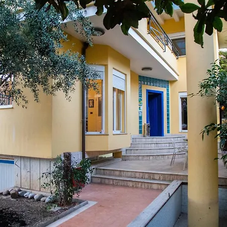 Albergue Blue Door Tirana