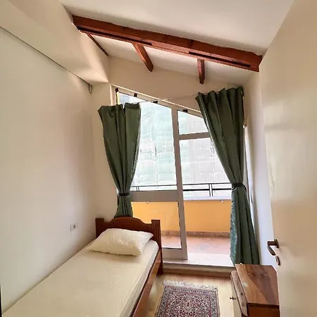 Hostel Blue Door Τίρανα