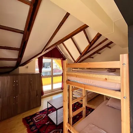Blue Door Hostel Τίρανα
