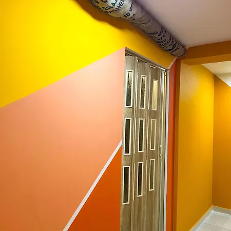 Hostel Blue Door Τίρανα