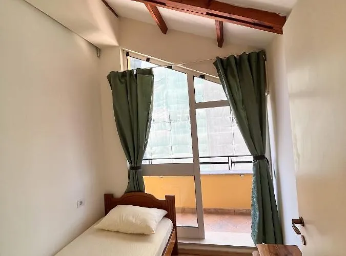 Hostel Blue Door Tiran