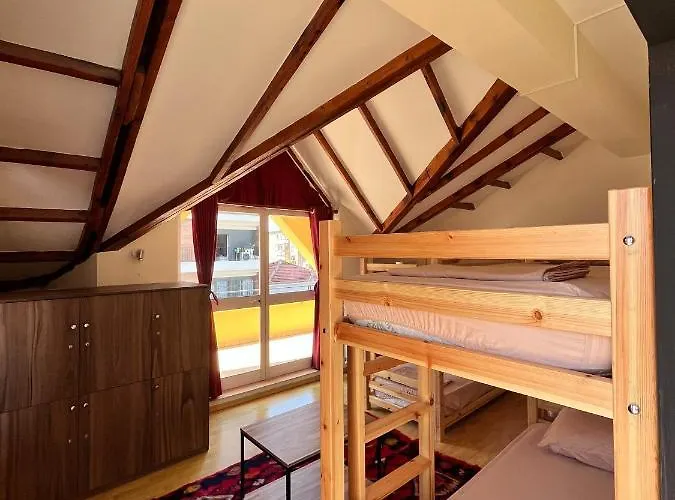 Blue Door Hostel Tiran