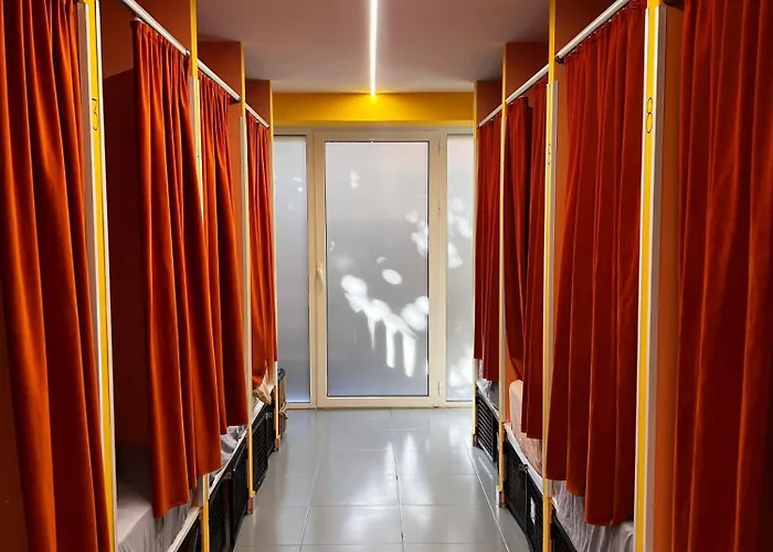 Blue Door Hostel Tiran